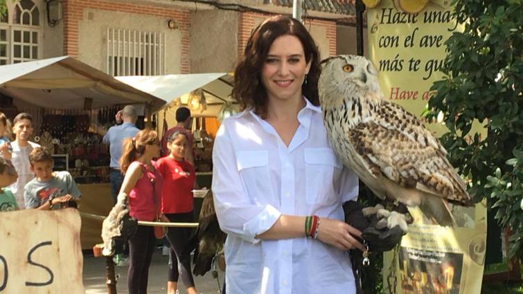Ayuso con Búho Ayuso con Búho