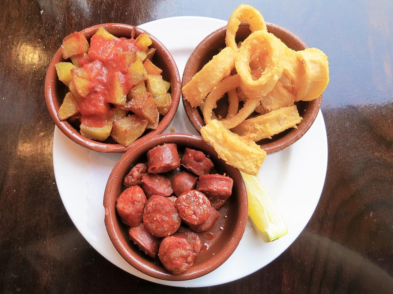 Un plato con varias tapas españolas