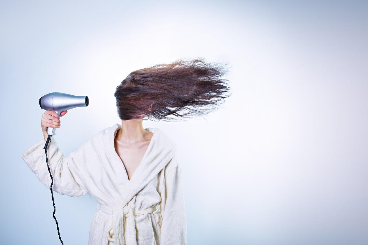 Mujer secándose el pelo - Fuente:Pixabay 