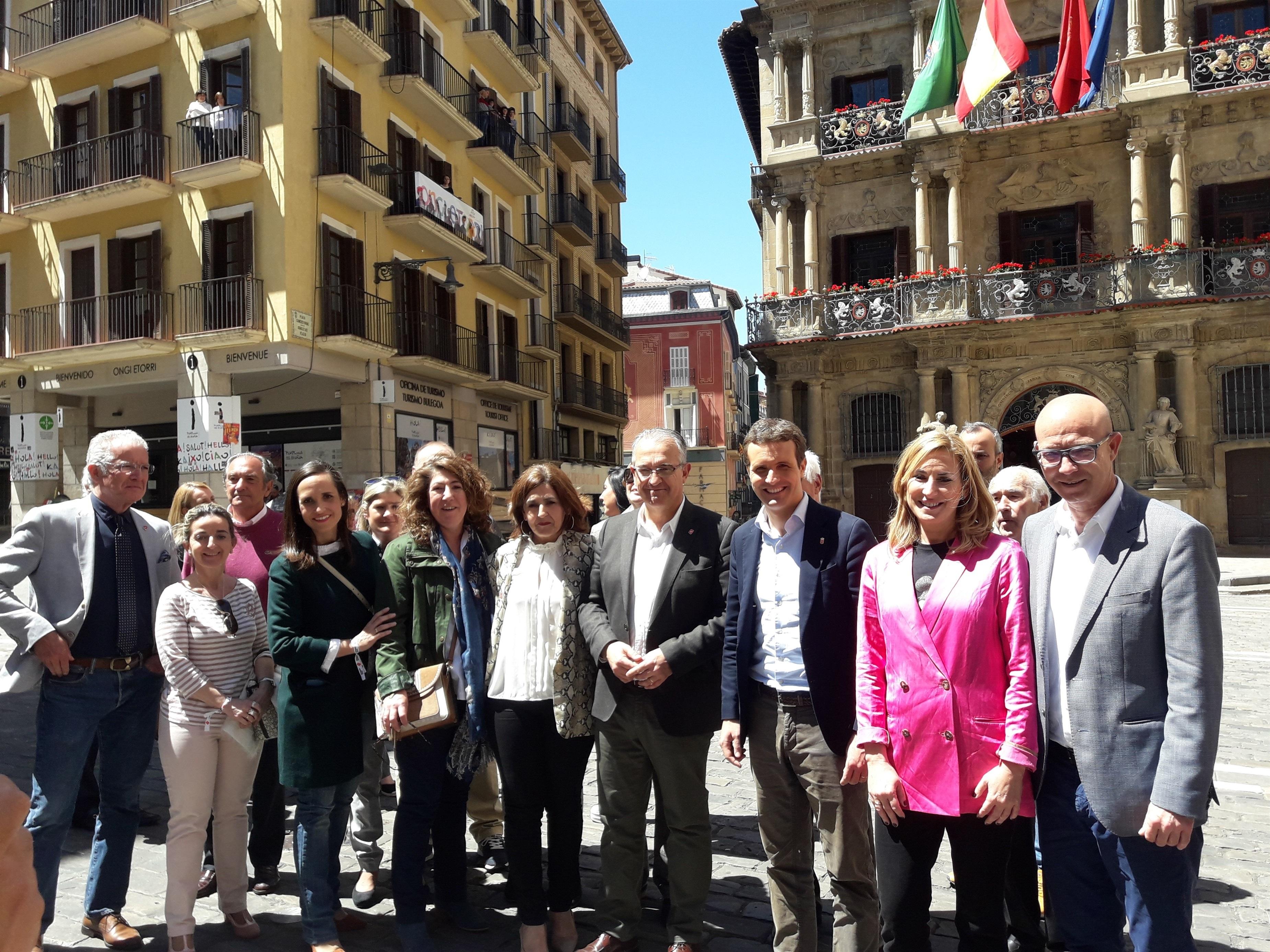 Pablo Casado en la plaza del Ayuntamiento de Pamplona durante un recorrido con motivo de la campaña de las elecciones del 26 de mayo 