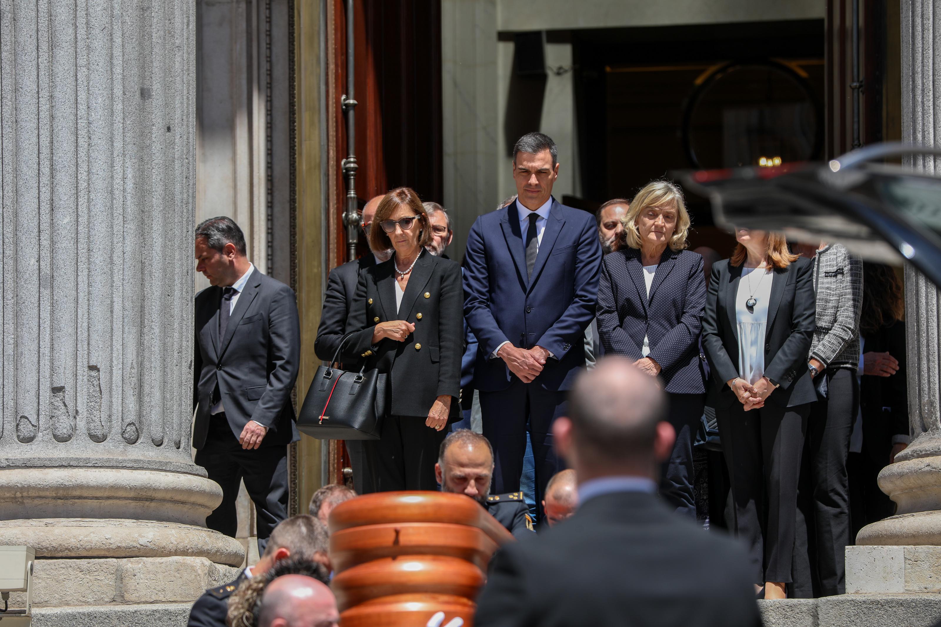 Salida del féretro de Alfredo Pérez Rubalcaba una vez clausurada su capilla ardiente en el Congreso de los Diputados. Pilar Goya junto a Pedro Sánchez