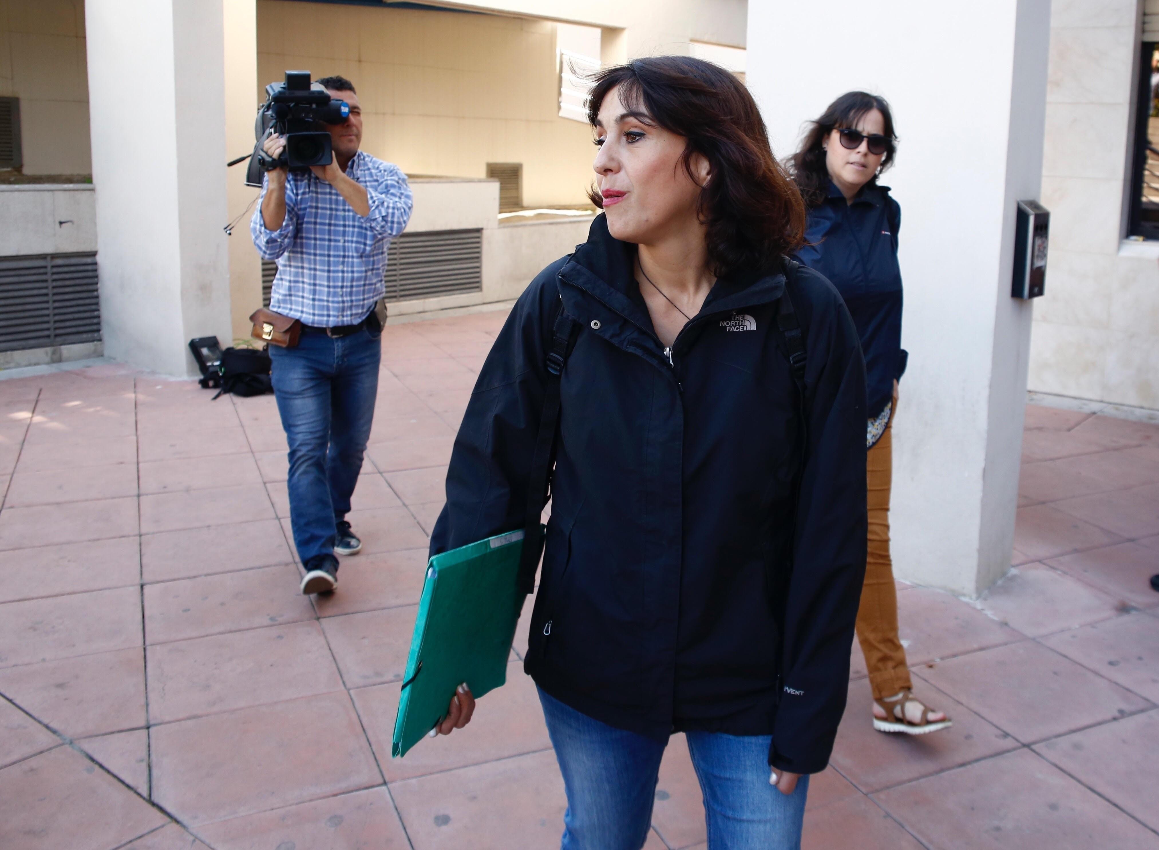  Rivas recoge la sentencia que la condena a cinco años de prisión y pide justicia para sus hijos