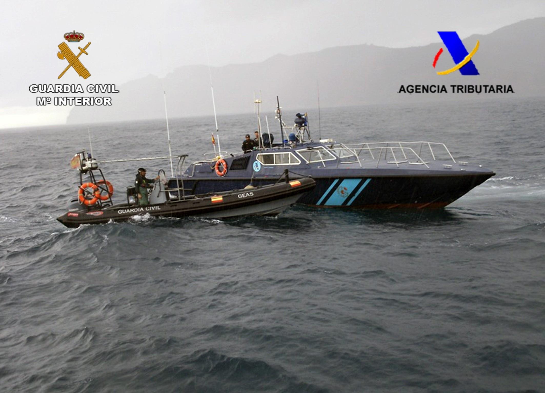 Guardia Civil y Vigilancia Aduanera realizan un ejercicio de adiestramiento conjunto en aguas de la Región