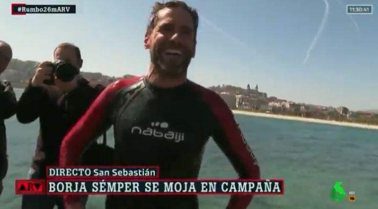 Borja Sémper tras nadar desde la Playa de la Concha a la Isla de Santa Clara