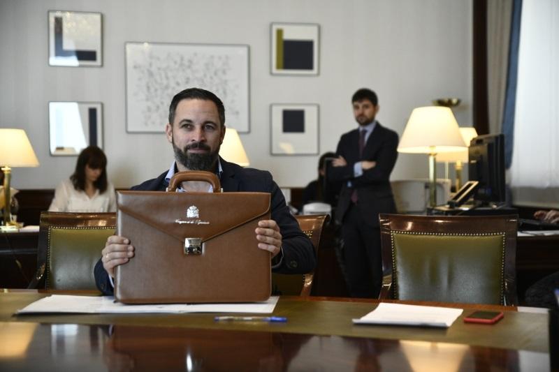 Santiago Abascal posa con su maletín de diputado