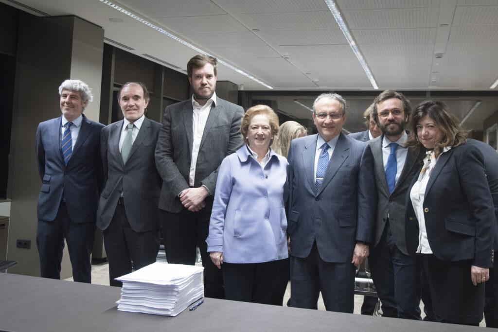 Imagen de la firma del contrato de compraventa de Zeta el pasado 18 de abril - Prensa Ibérica