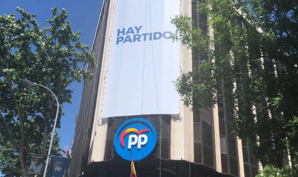 Lona en la fachada del PP con el lema 'hay partido'. EP