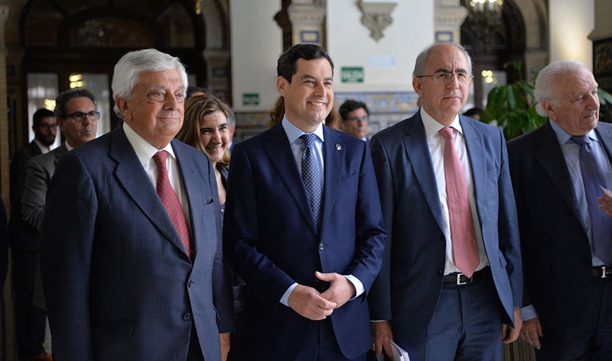 Juanma Moreno, flanqueado por el presidente de la Cámara de Comercio de Sevilla y el director de El Mundo.