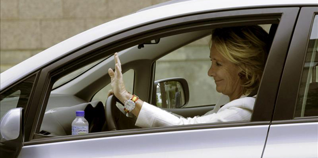 Esperanza Aguirre en su coche