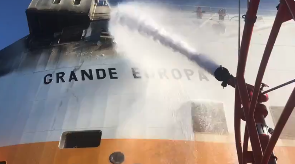 Salvamento Marítimo trata de apagar el fuego del buque incendiado en Palma