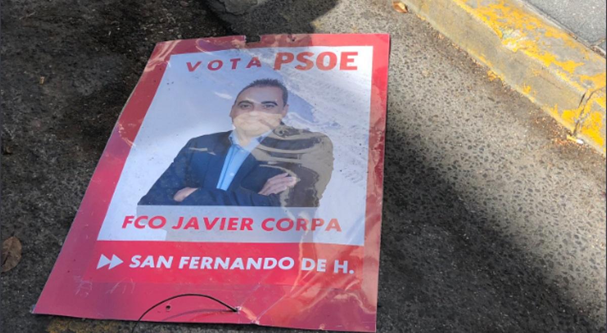 Cartel electoral del PSOE sobre la calzada en San Fernando de Henares. Twitter