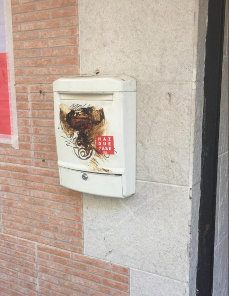 Heces fecales sobre una fachada del PSOE en San Fernando de Henares Heces fecales sobre una fachada del PSOE en San Fernando de Henares