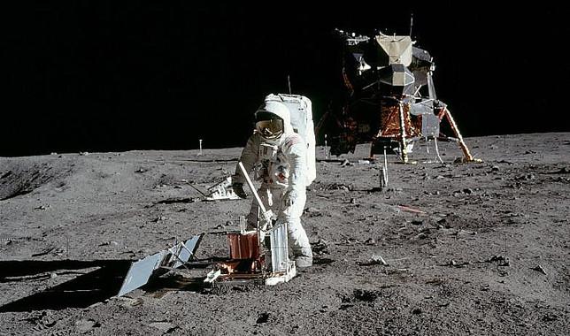 El astronauta Buzz Aldrin colocó un sismógrafo en el Mar de la Tranquilidad de la Luna cuando llegó con Neil Armstrong. Al fondo, el módulo Eagle de la misión Apolo 11. / NASA