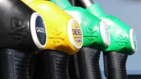 Mangueras de gasolina y diésel en un surtidor