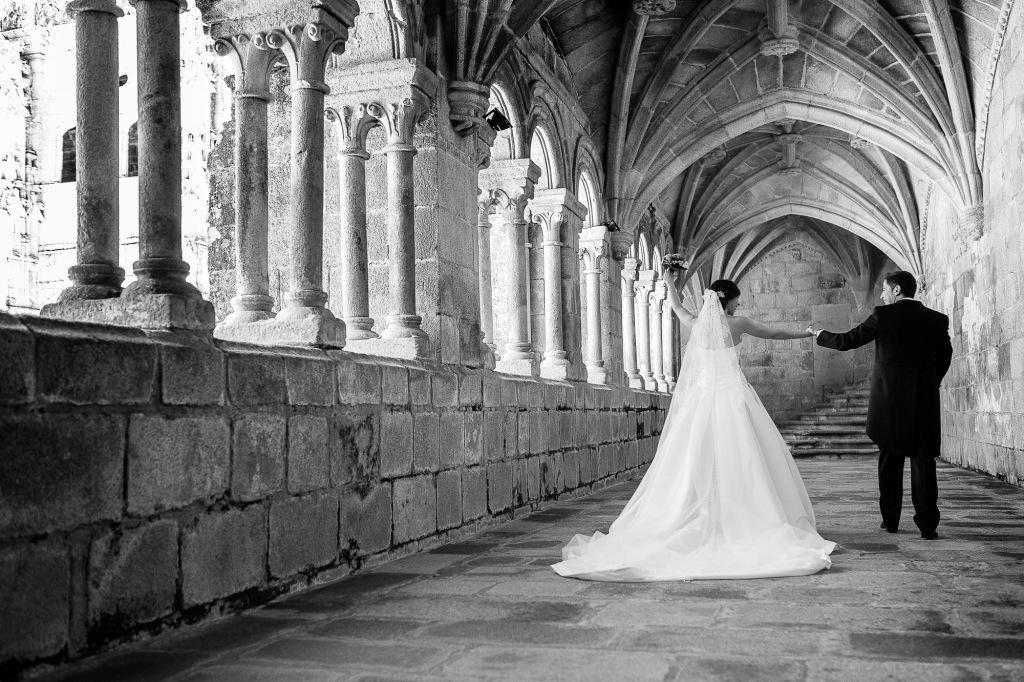 Una pareja de recién casados posa en el Parador ourensano de Santo Estevo - Archivo