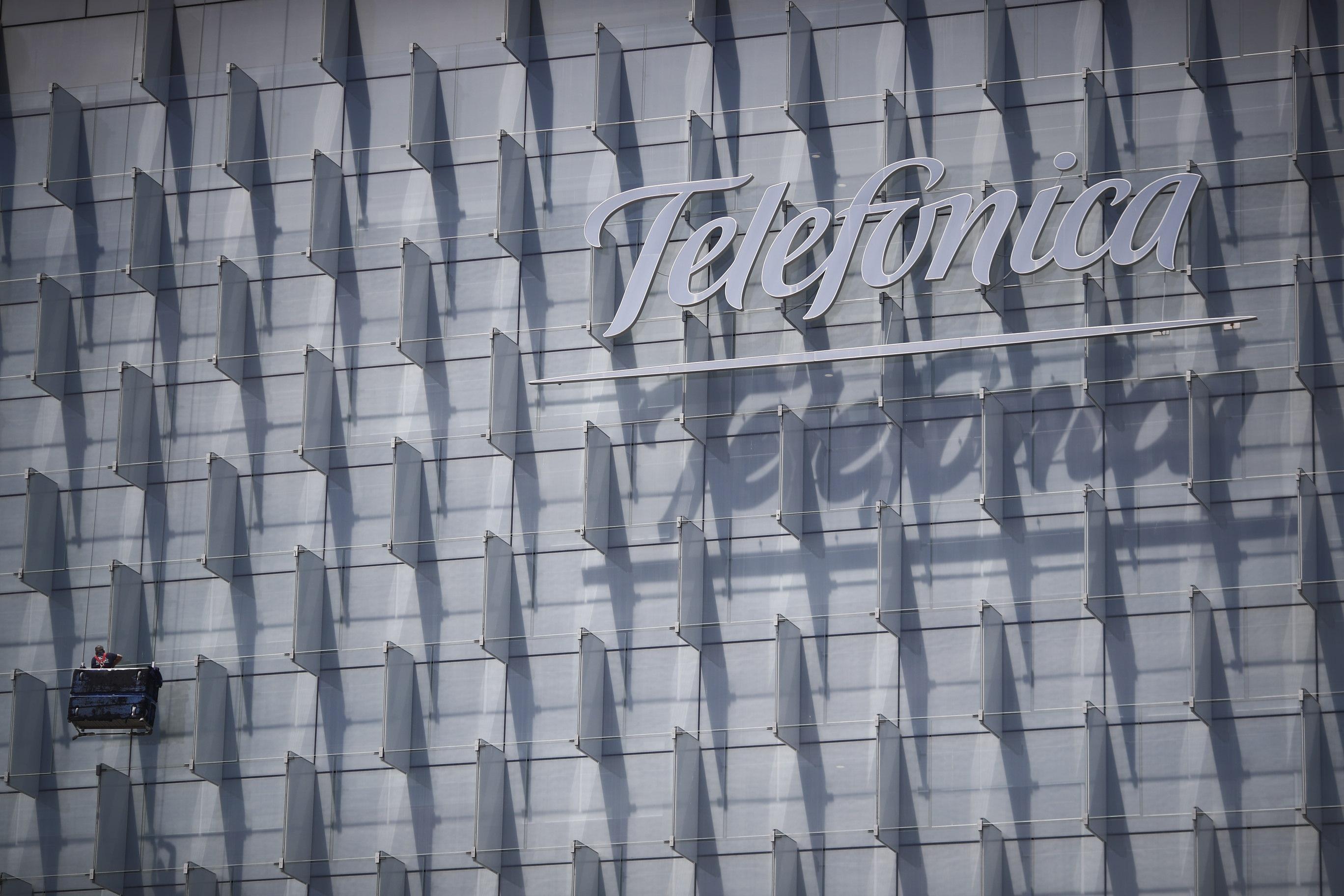 Logo de Telefónica insertado en el edificio de su sede en la Ronda de la Comunicación de Madrid - Eduardo Parra Europa Press