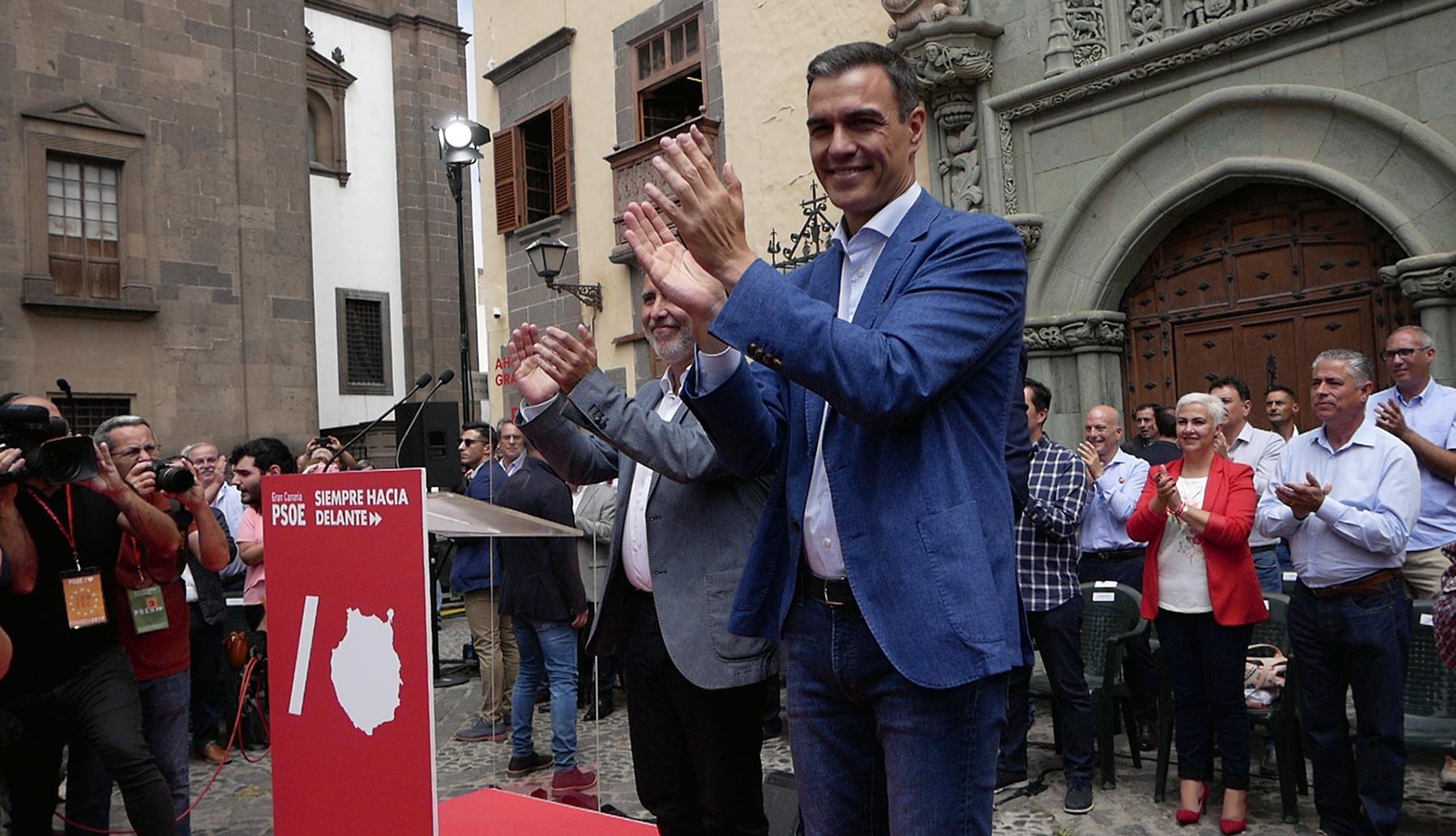 El secretario general del PSOE y presidente del Gobierno en funciones Pedro Sánchez interviene en un mitín del partido en la plaza Pilar Nuevo de Las Palmas de Gran Canaria 