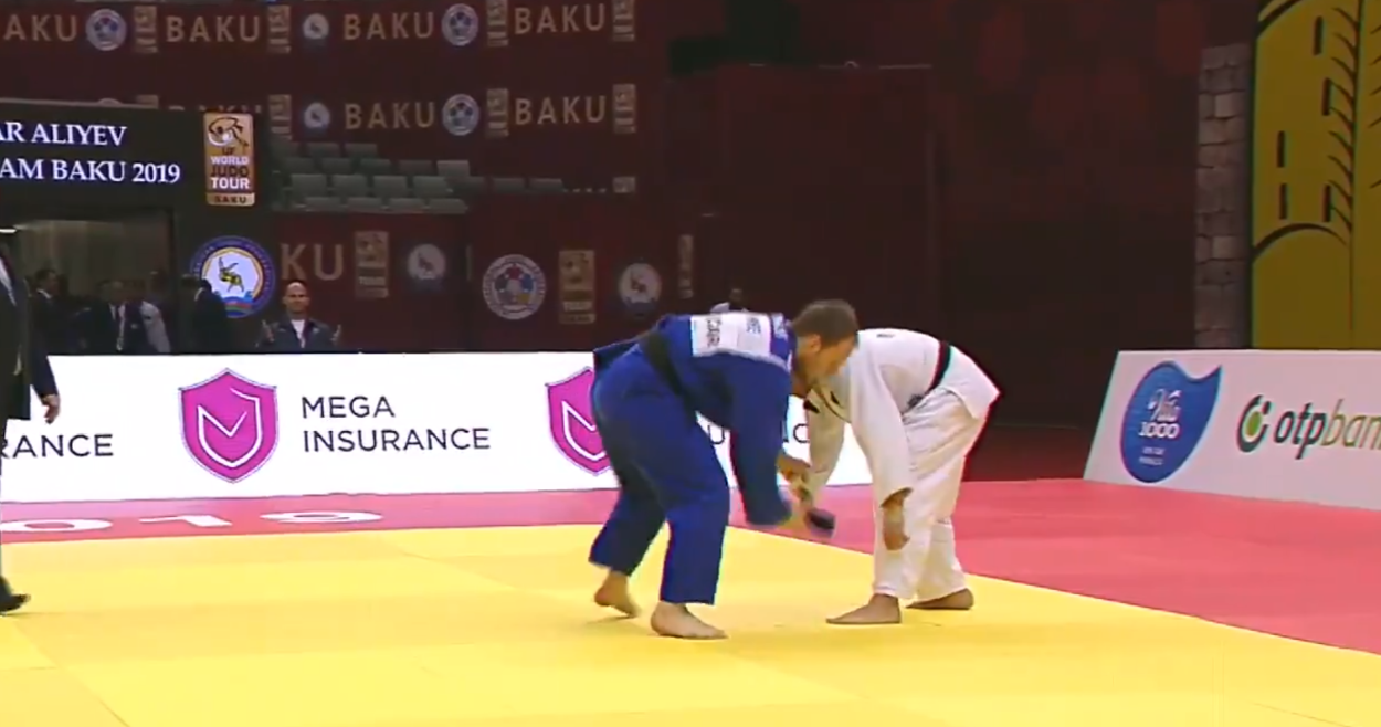 A un judoka se le cae el teléfono móvil al suelo