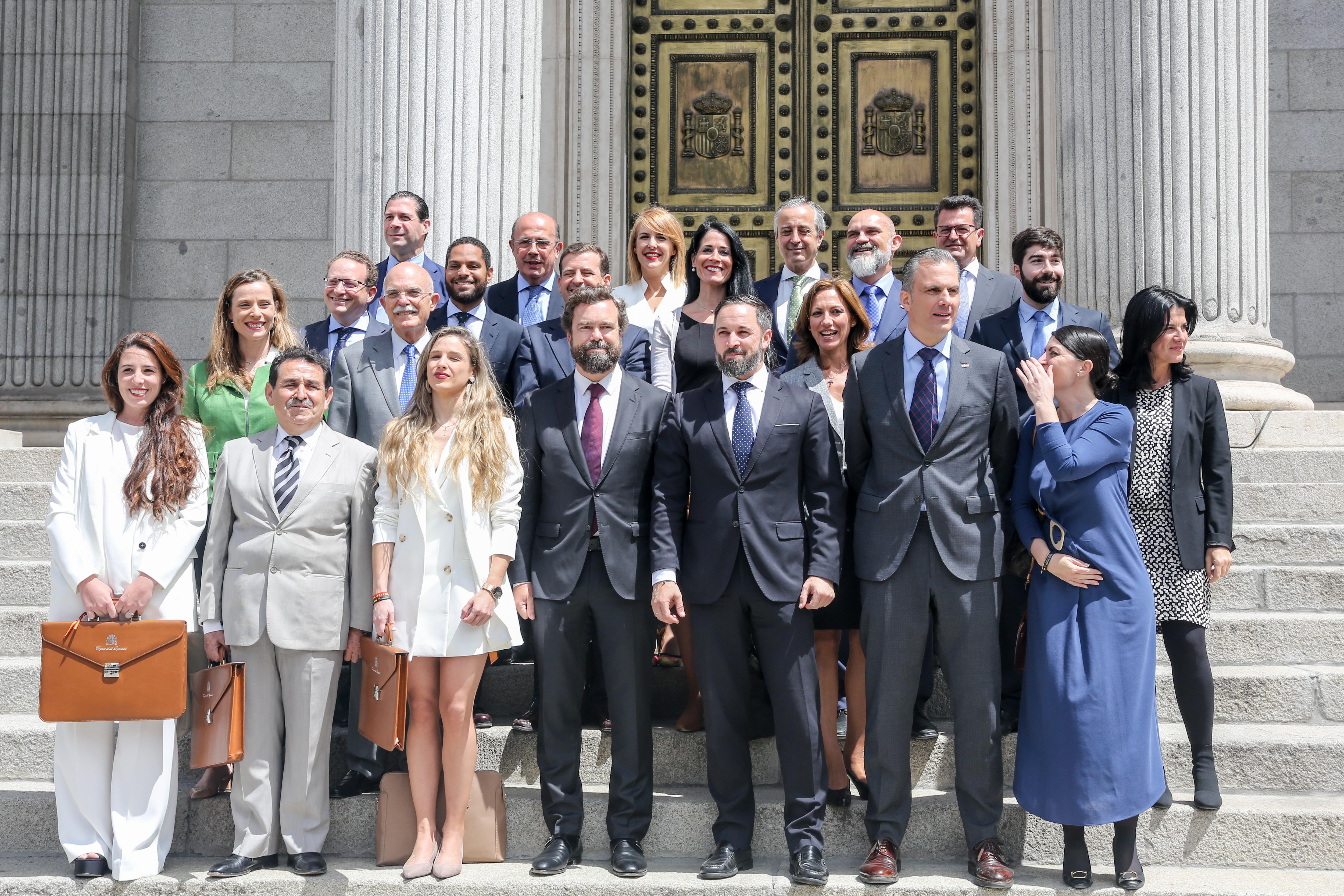 Los 24 diputados de Vox posan frente al Congreso de los Diputados después de recoger sus actas