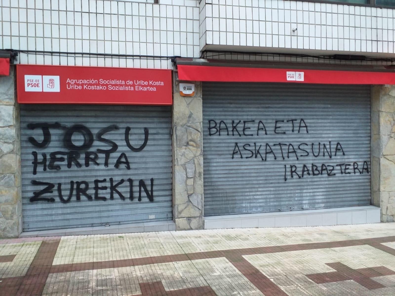 Pintadas contra la casa del pueblo de Sopelana (Bizkaia)