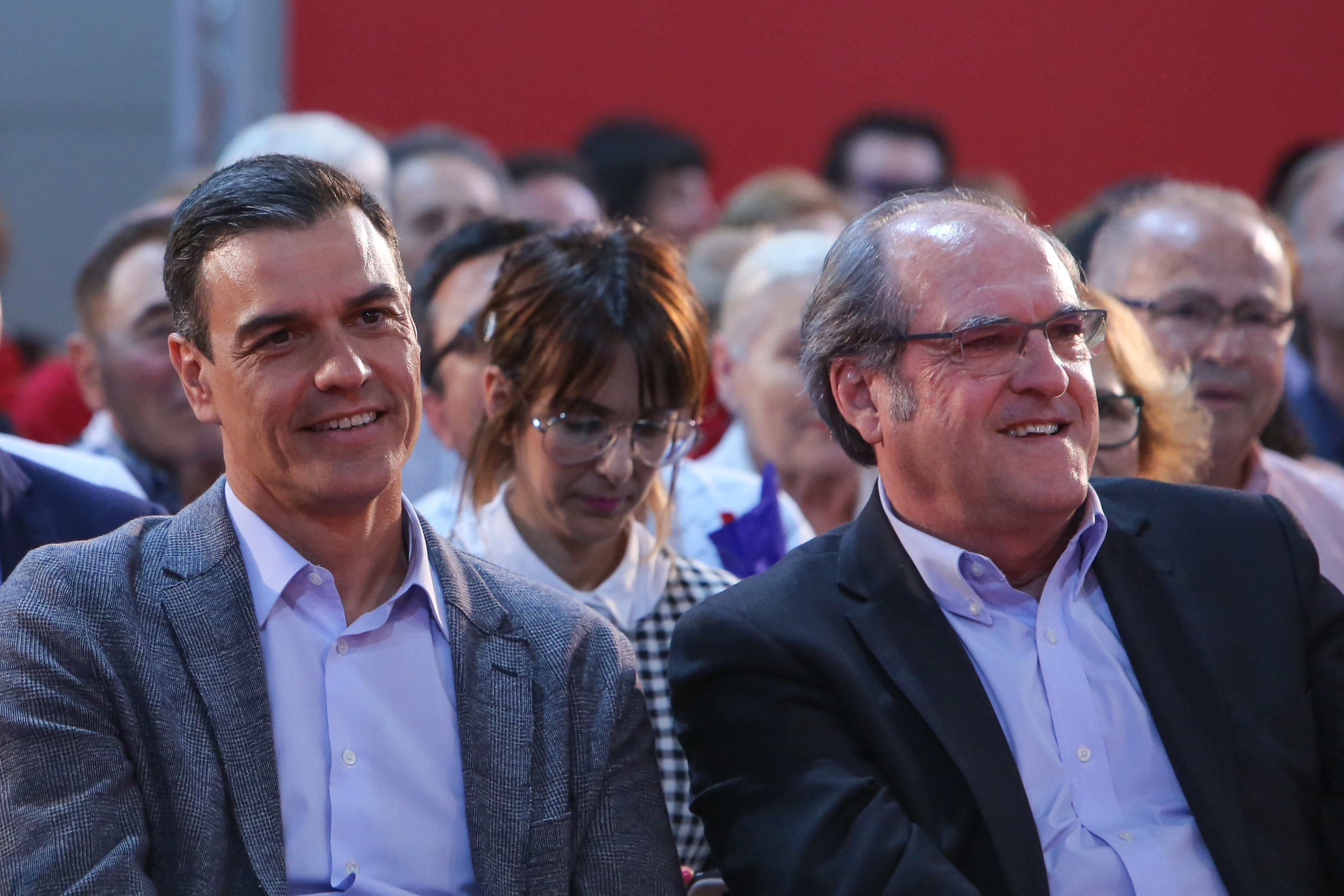 El secretario general del PSOE y presidente del Gobierno en funciones Pedro Sánchez y el candidato a la presidencia de Madrid por el PSOE Ángel Gabilondo presentes en el mitin del PSOE celebrado