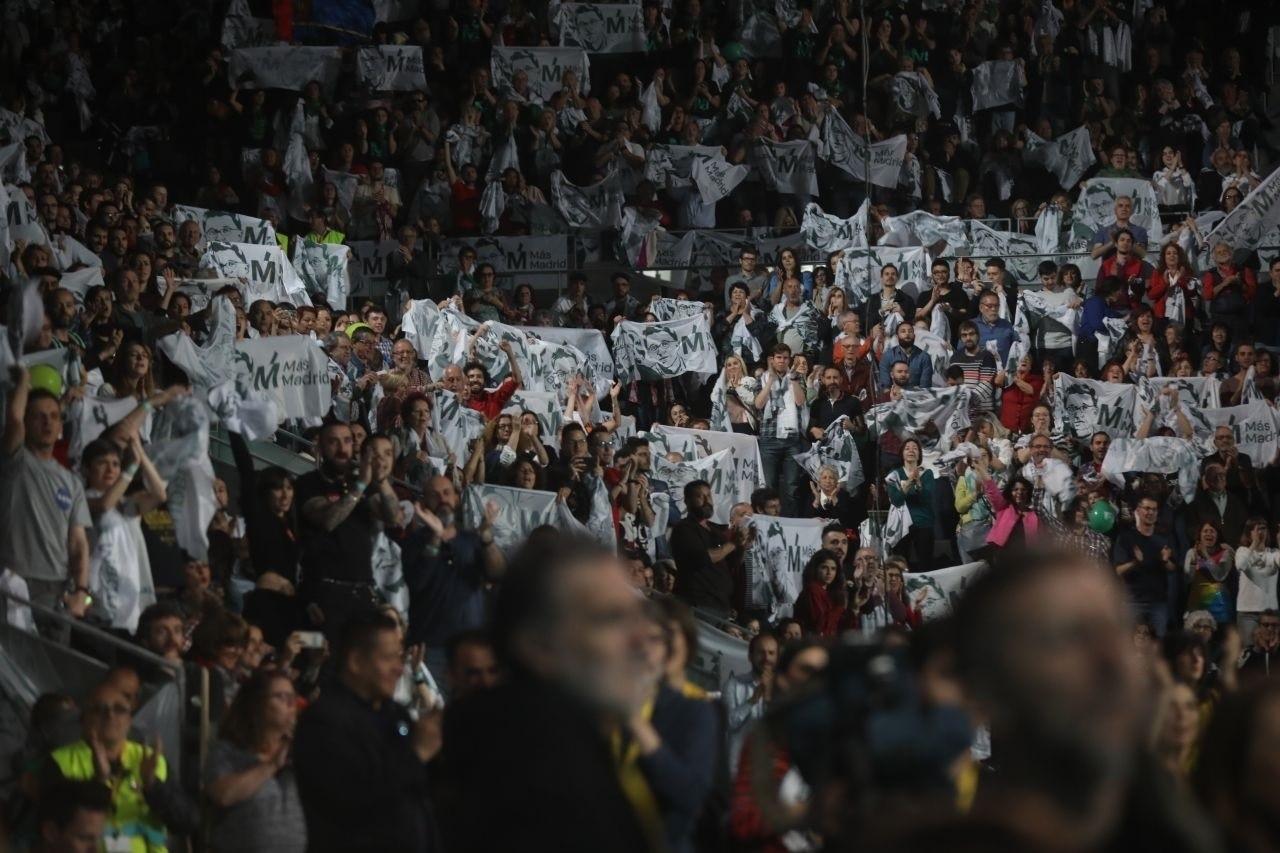 Simpatizantes de Más Madrid portan carteles de apoyo a sus candidatos Manuela Carmena y Íñigo Errejón en su acto central de campaña celebrado en el pabellón Madrid Arena 