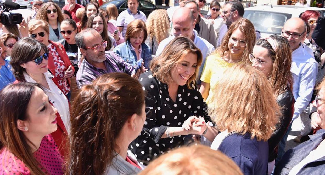 Susana Díaz, saluda a vecinos de Jódar en una visita electoral a la localidad jiennense esta semana.
