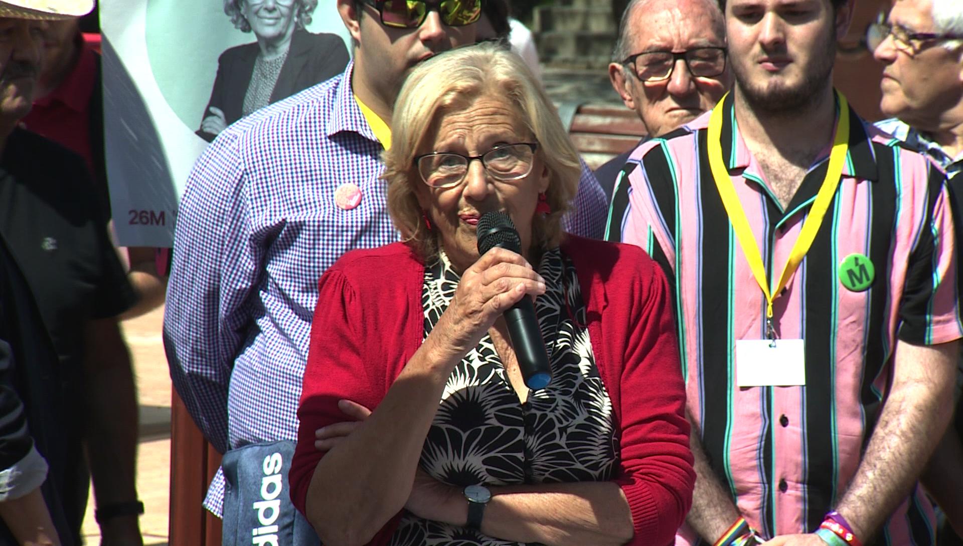 EuropaPress - La alcaldesa de Madrid Manuela Carmena durante su intervención en el alcto en el que ha sufrido un escrache por parte de un grupo de activistas de 'Stop Desahucios' al grito de 'No toleramos un