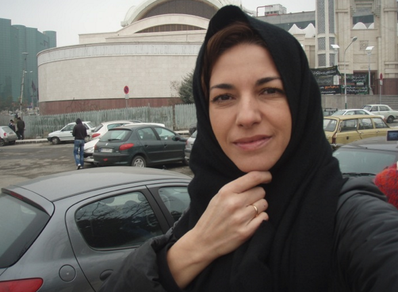Foto publicada en el blog de Mariló Montero con el comentario La mano que abrocha el hiyab es una mano pensativa Foto publicada en el blog de Mariló Montero con el comentario La mano que abrocha el hiyab es una mano pensativa