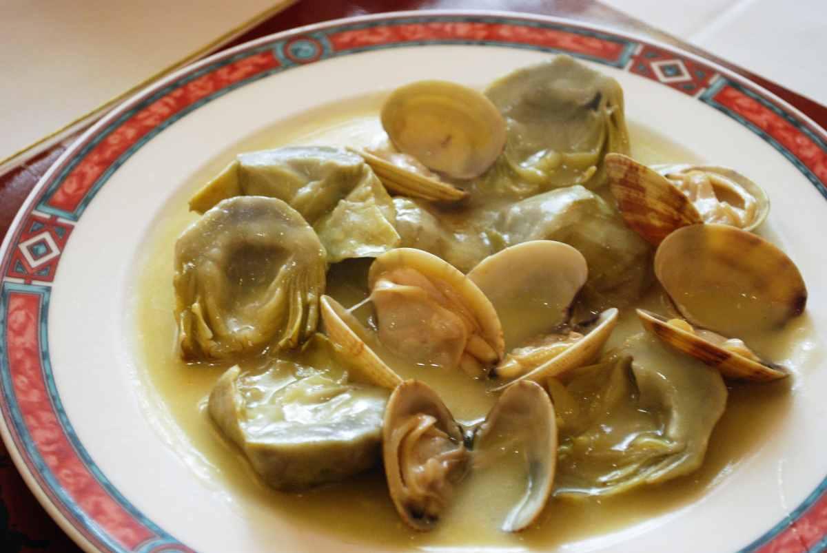 Las alcachofas con almejas son uno de sus platos estrella Las alcachofas con almejas son uno de sus platos estrella