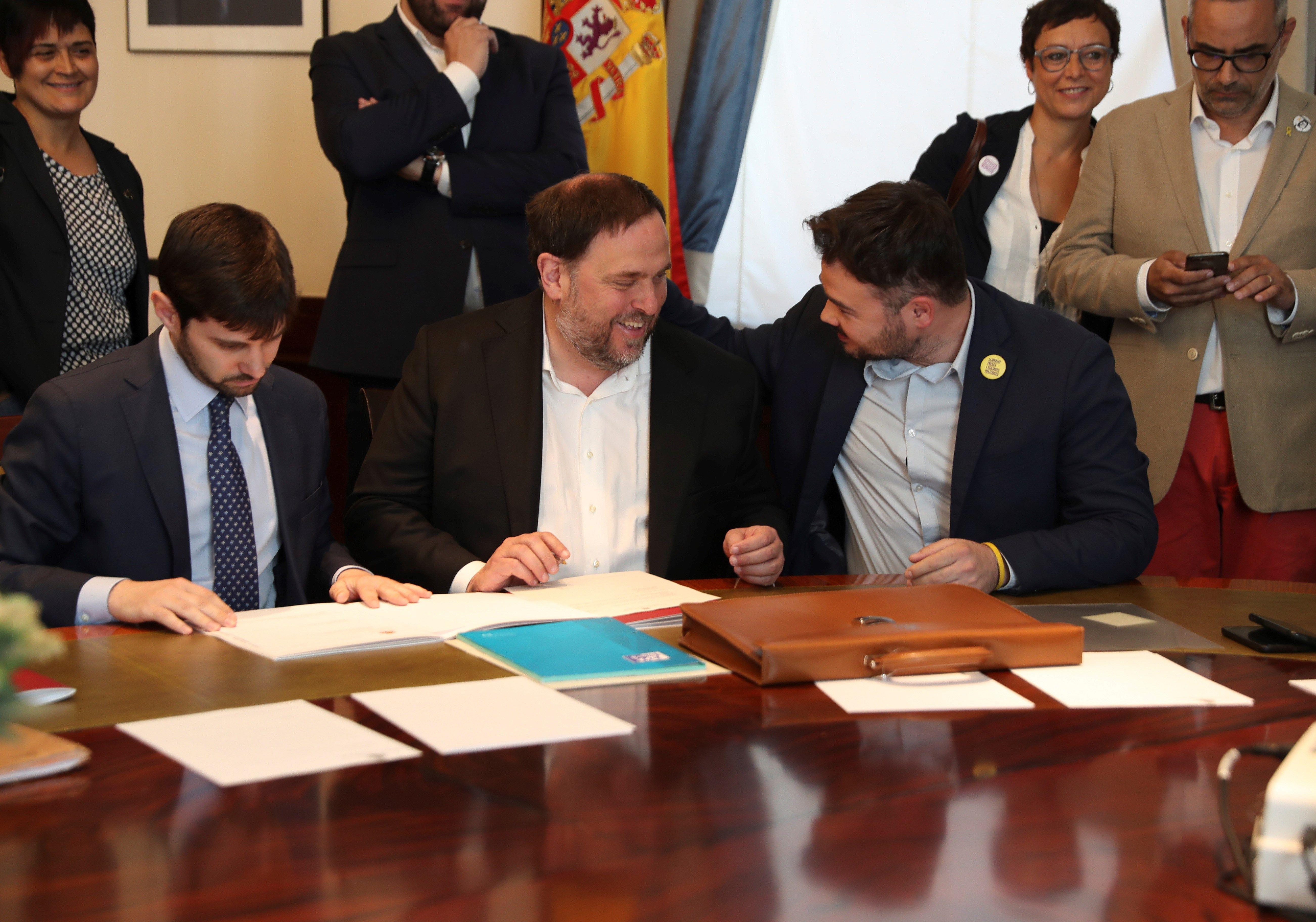  Oriol Junqueras de ERC conversa con Gabriel Rufián en el Congreso de los Diputados 