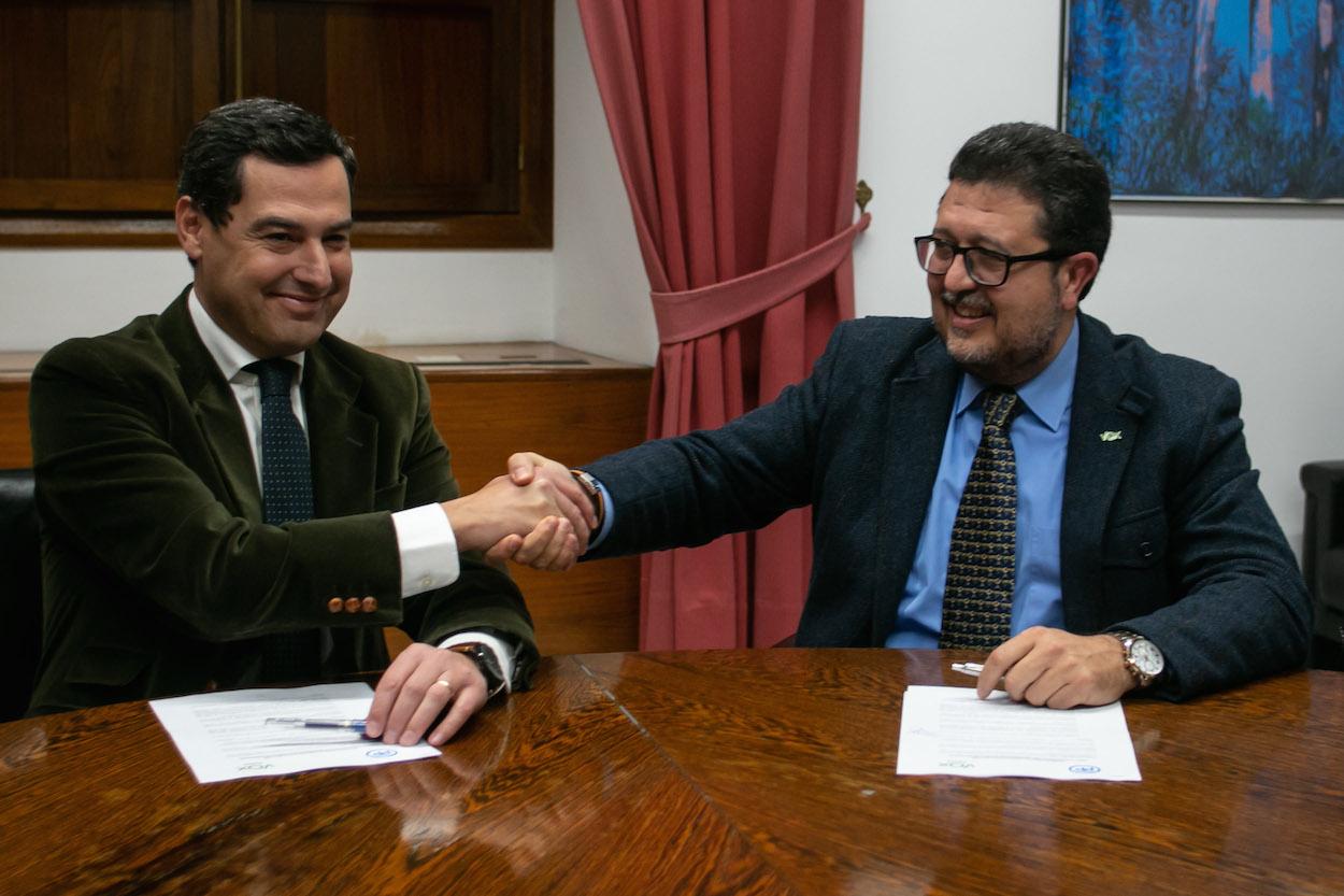 Juanma Moreno y Francisco Serrano sellan el pacto de PP y Vox negociado en Madrid. EP