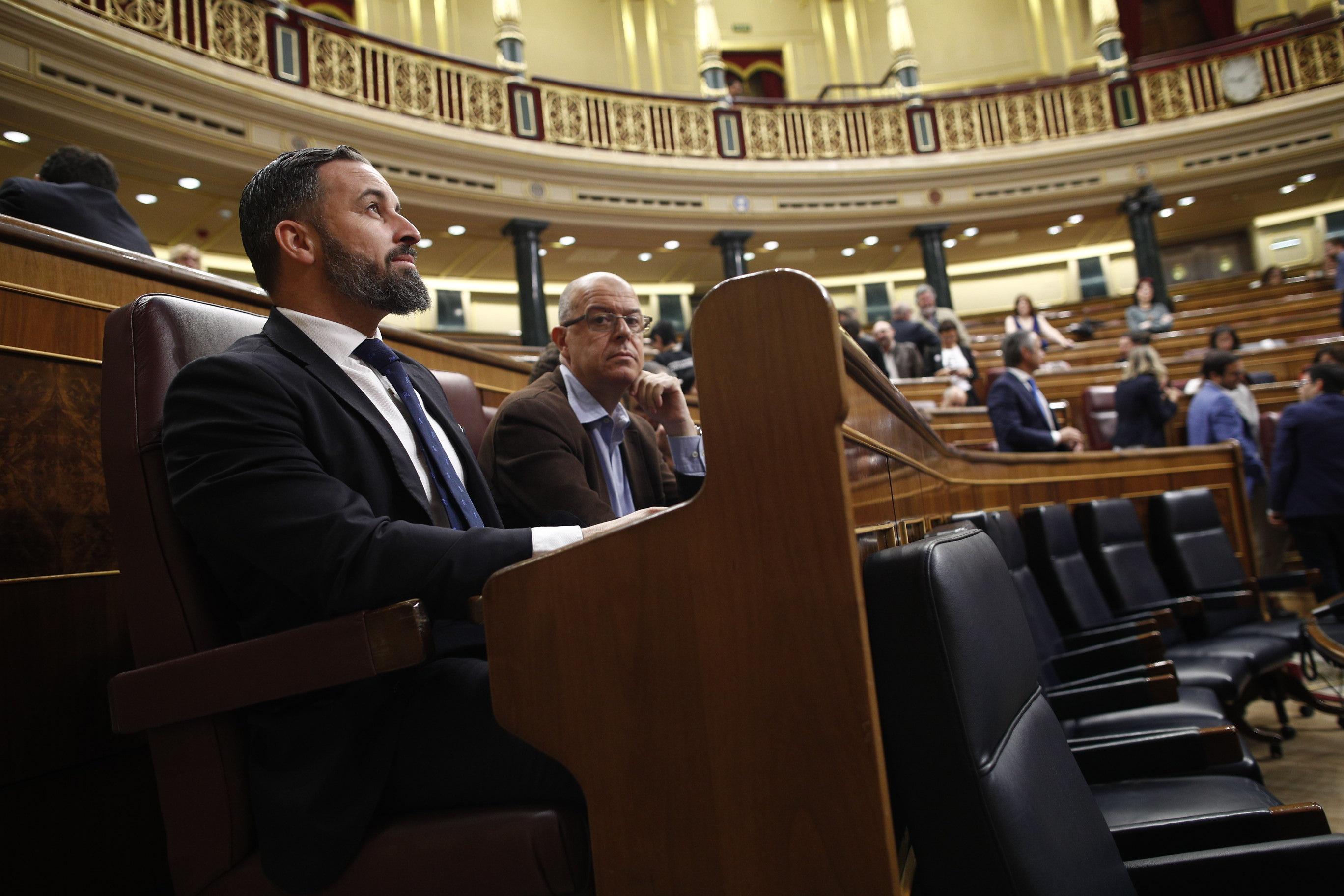 El presidente de Vox y diputado electo Santiago Abascal sentado en un escaño en el Congreso en la constitución de la XIII Legislatura-Europa Press