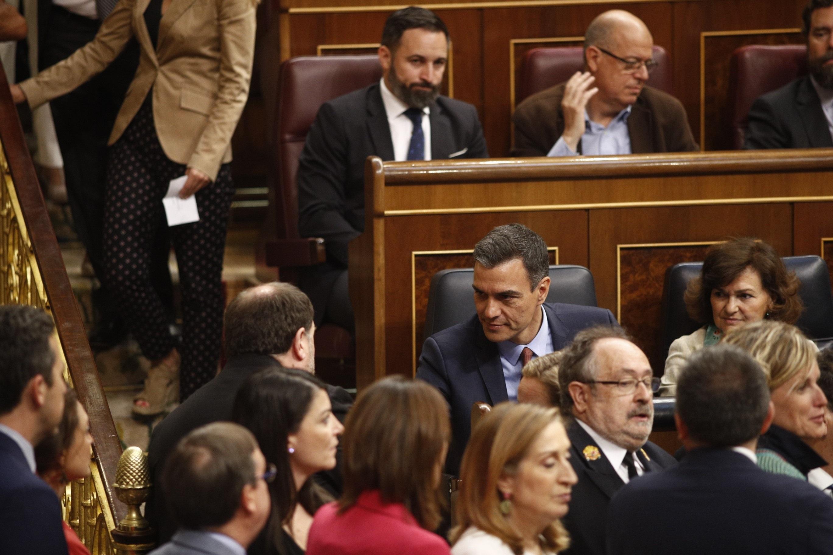 Apretón de manos entre Junqueras y Sánchez