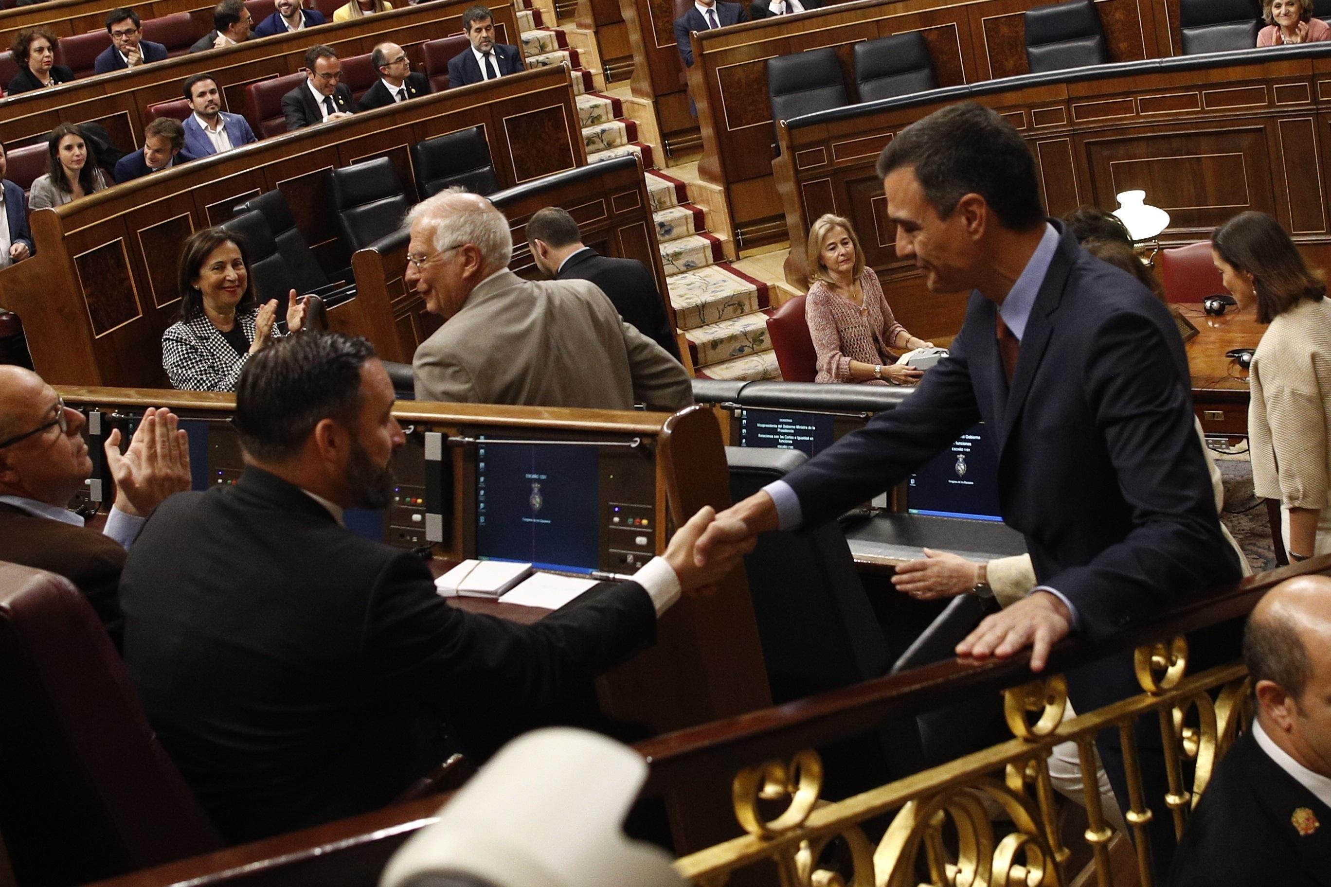 Santiago Abascal saluda a Pedro Sánchez. EP