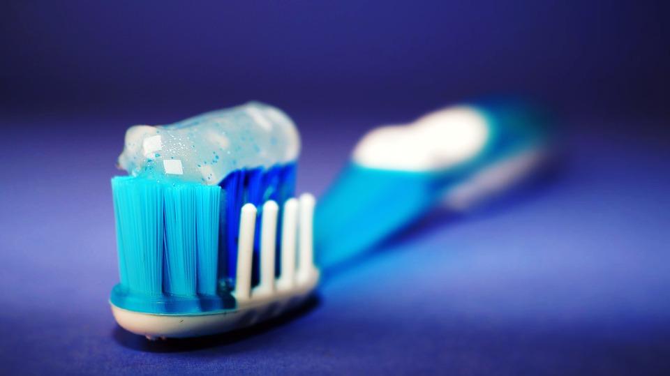 Cepillo de dientes con pasta