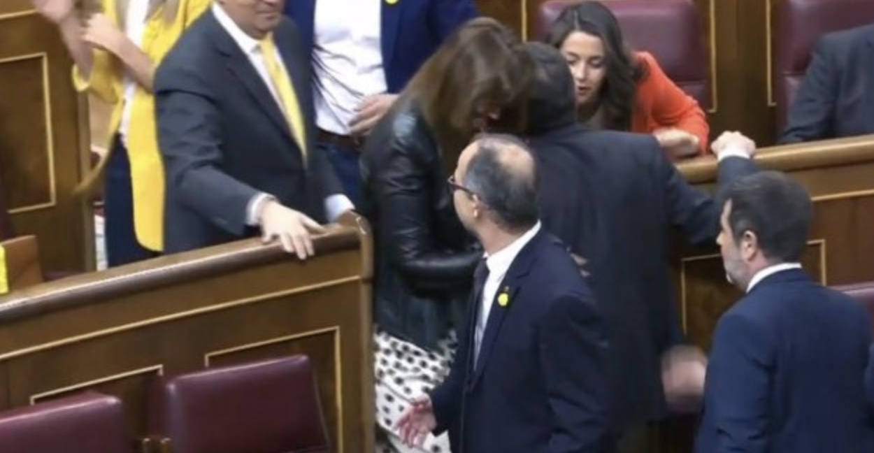 El beso de Arrimadas al preso Rull en el Congreso 