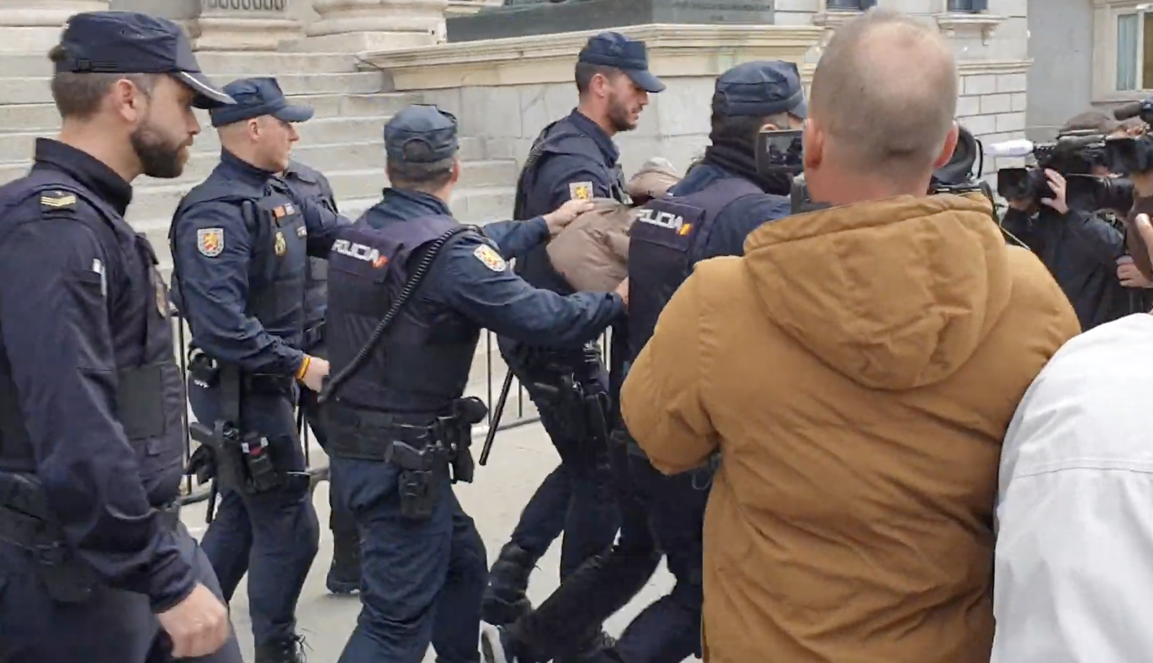Tensión a las puertas del Congreso a causa de un manifestante. Tensión a las puertas del Congreso a causa de un manifestante.