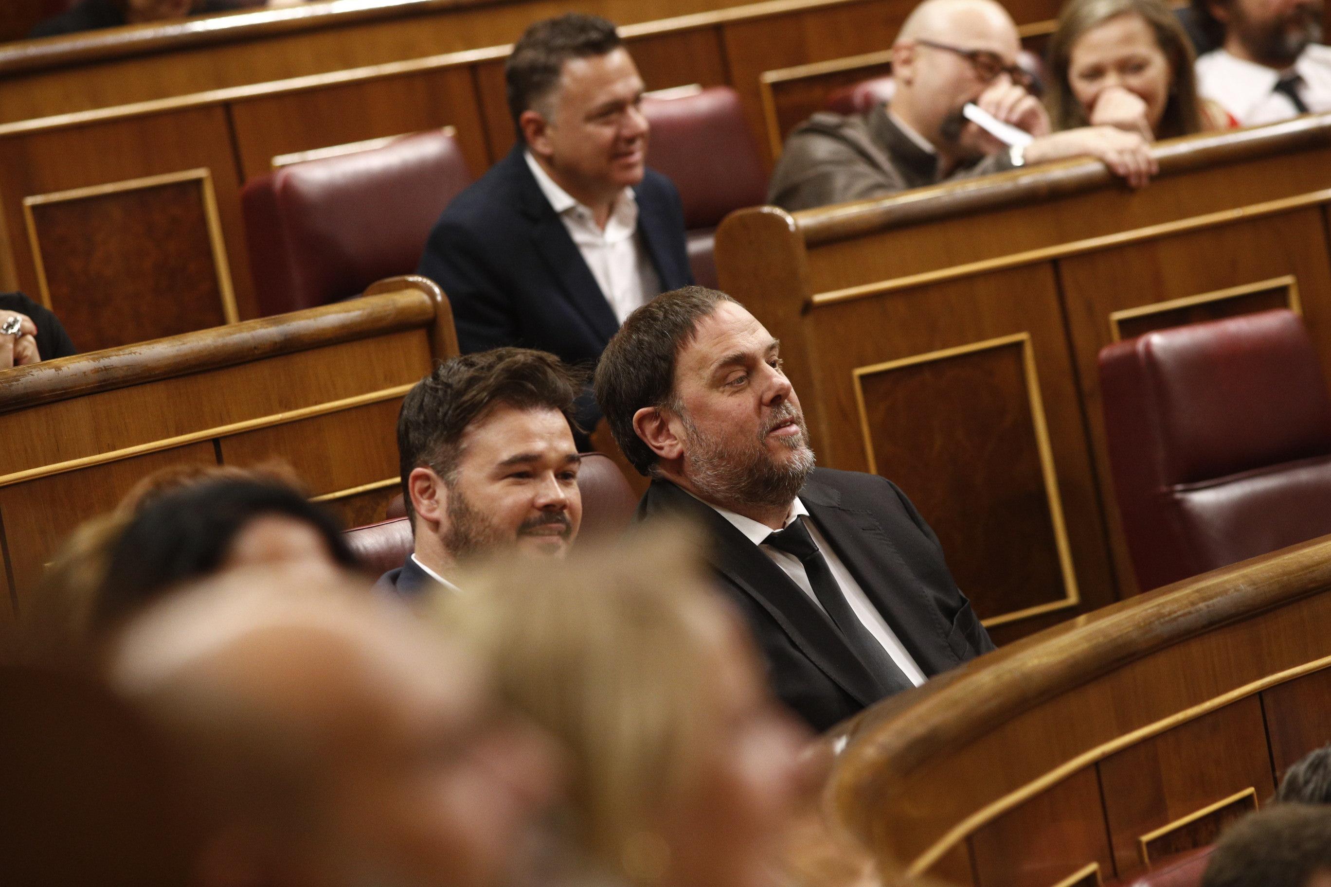 El portavoz parlamentario de Esquerra Republicana (ERC) Gabriel Rufián y el preso del procés y exvicepresidente de la Generalitat Oriol Junqueras sentados en el Congreso de los Diputados durante la constitución de la 