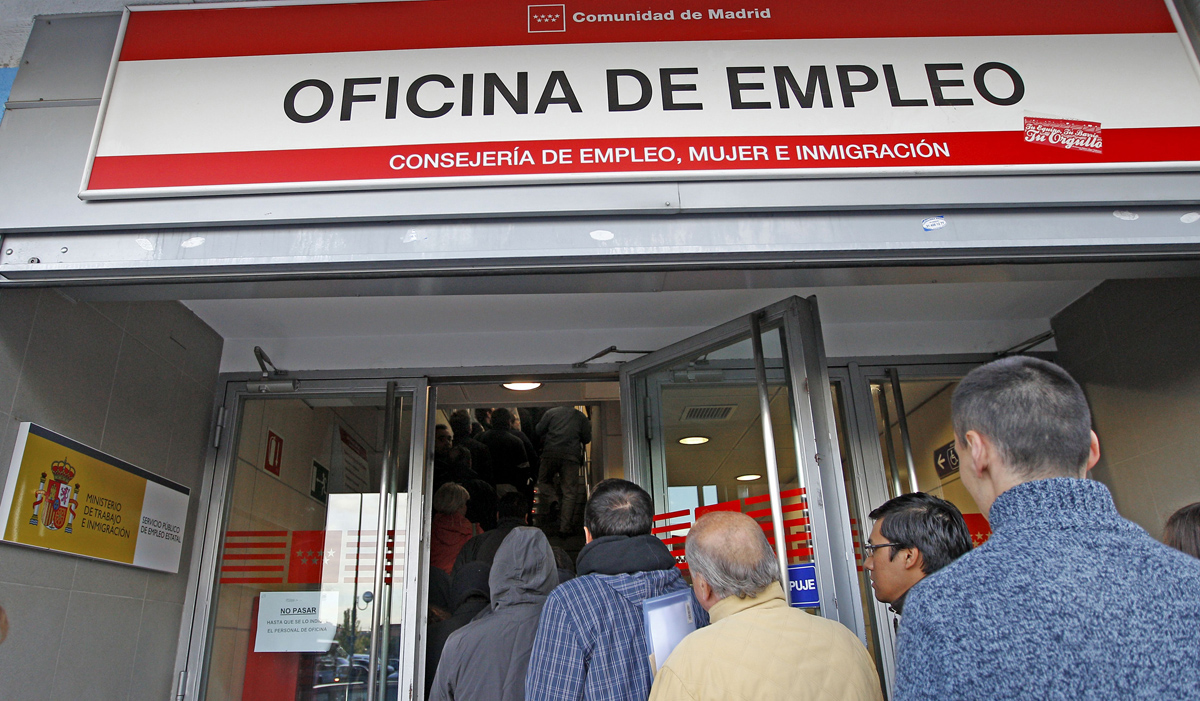 Entrada de una oficina de empleo, en un barrio periférico de Madrid