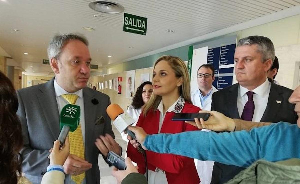 El director general de Asistencia Sanitaria, Diego Vargas, (a la izquierda), atendiendo a los medios en Almería. TWITTER