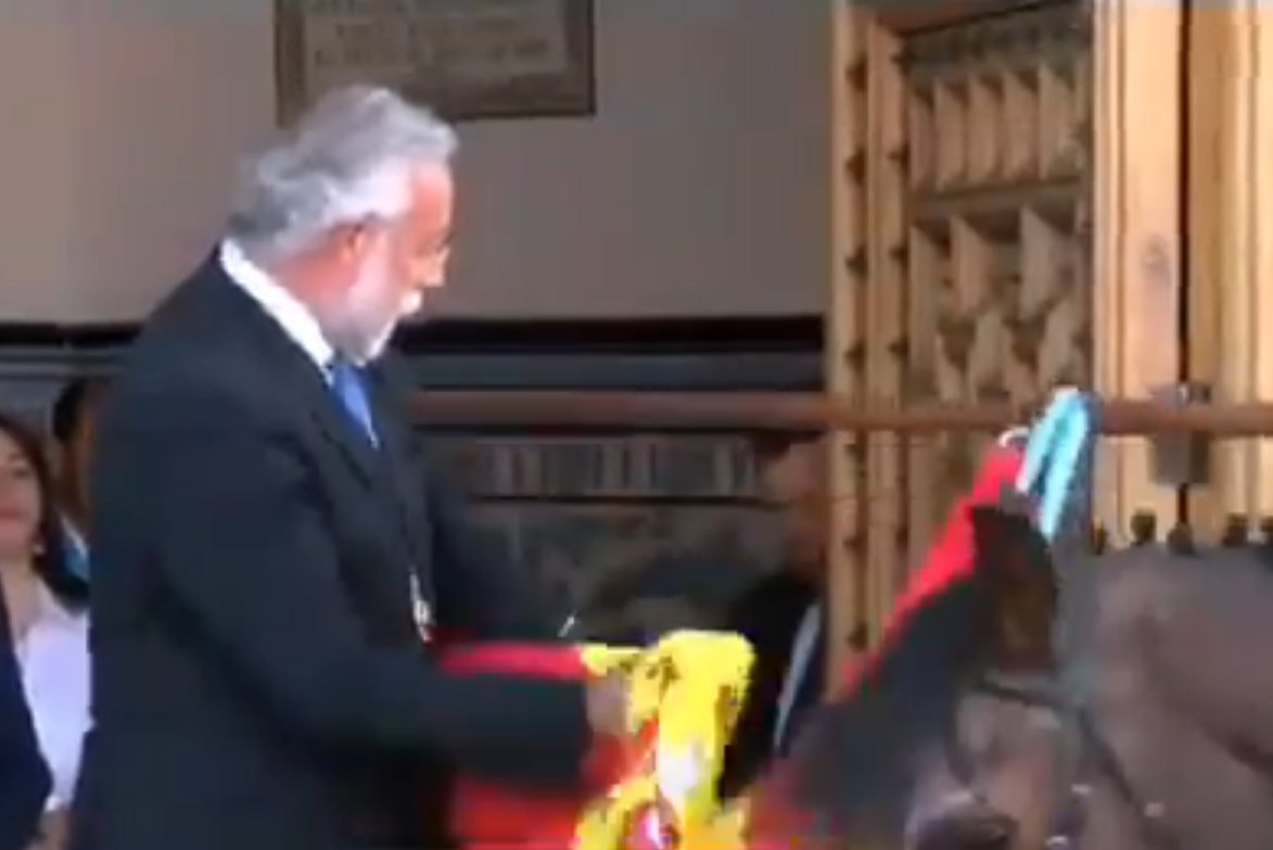 Jaime Ramos, alcalde del PP en Talavera de la Reina se limpia una caca de paloma con la bandera de España. Twitter.