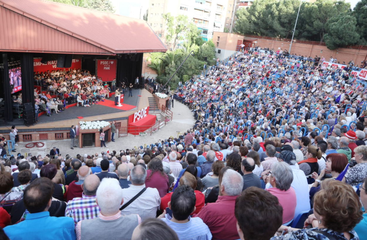 Acto en un teatro de Leganés del PSOE de Pedro Sánchez junto a Ángel Gabilondo