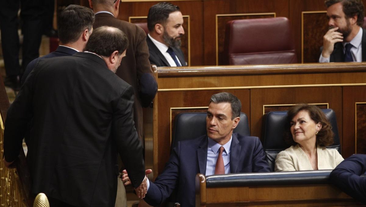 El presidente del Gobierno saluda a Oriol Junqueras a la llegada de éste al Congreso. EP