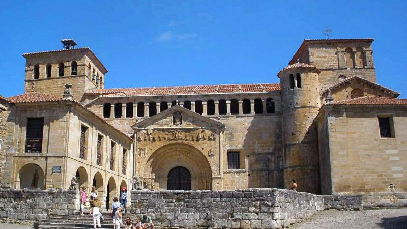  Colegiata de Santa Juliana en Santillana del Mar - Fuente: Zarateman (Wikipedia) 