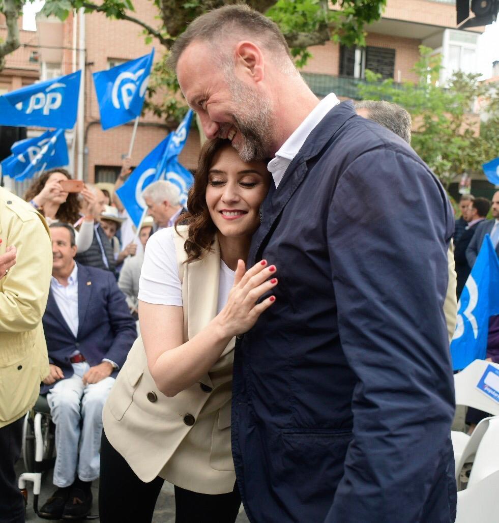 Isabel Díaz Ayuso abraza a Pedro García Aguado.