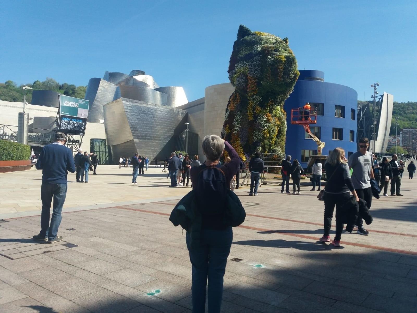 Turistas en el Museo Guggenheim de Bilbao - EP