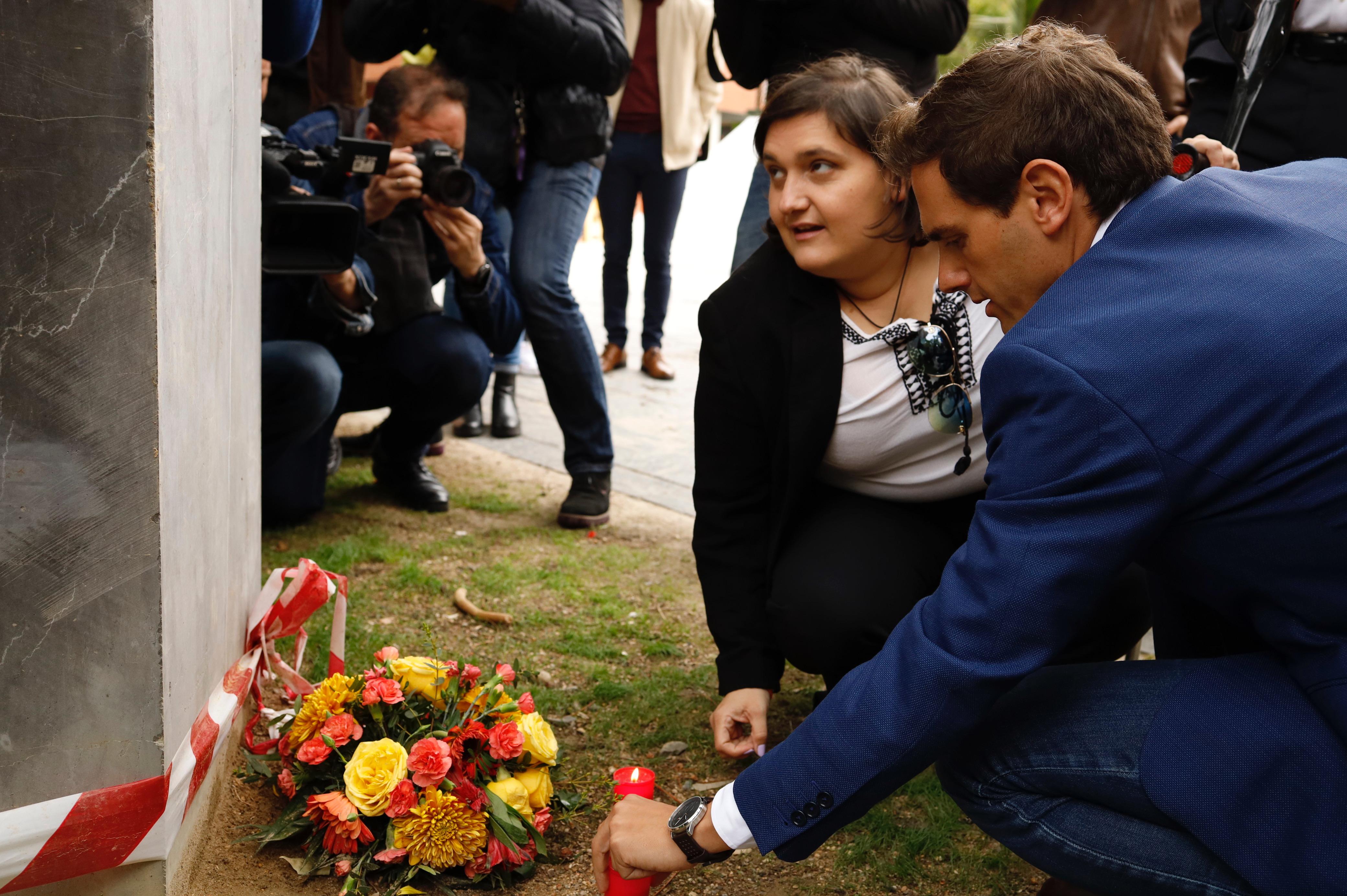 El presidente de Ciudadanos Albert Rivera pone una vela junto Beatriz Sánchez víctima de la banda terrorista ETA. Europa Press.