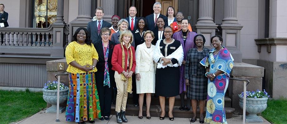 Participantes de ediciones anteriores del ‘Fórum de líderes africanas’, junto a María Teresa Fernández de la Vega, presidenta de la Fundación Mujeres por África