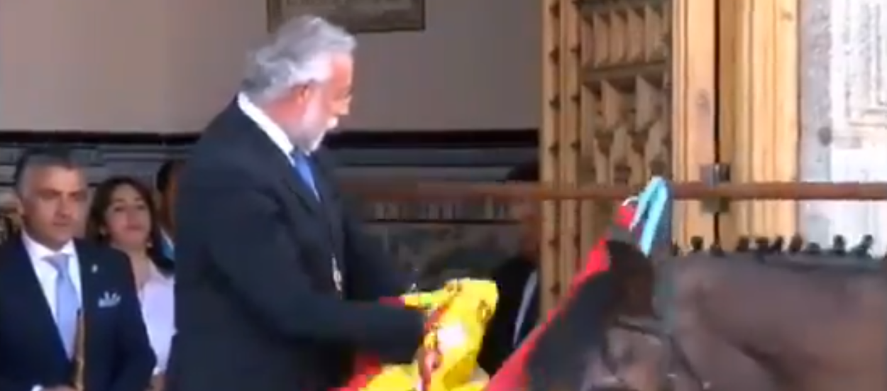 Jaime Torres, alcalde de Talavera, se limpa la manga con una bandera de España